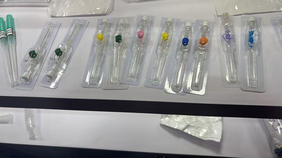 kaufen Einweg-Iv-Kannel mit geflügeltem Design, Größen 14G-26G und biokompatiblem PVC für sichere Einführung on-line-Fertigung